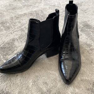 DESIGN LAB Snakeskin Chelsea Boots